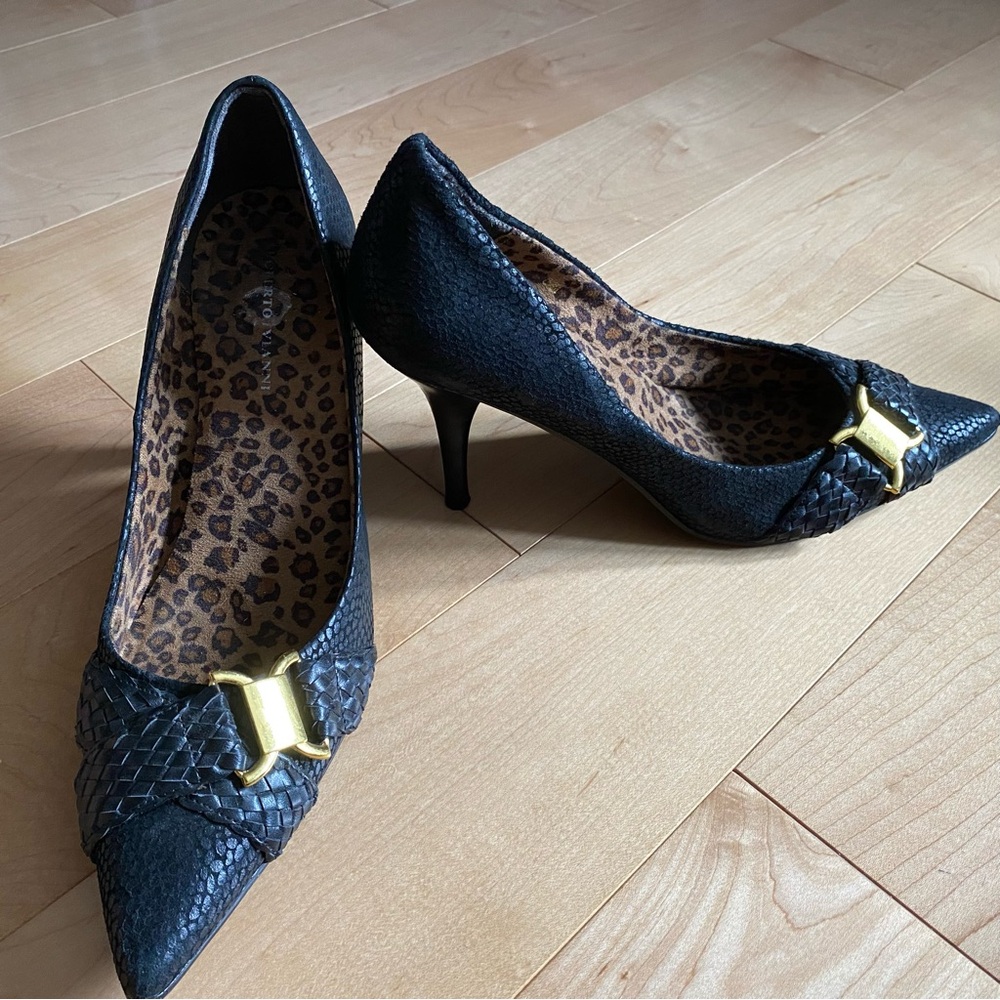 Black pumps with gold accent